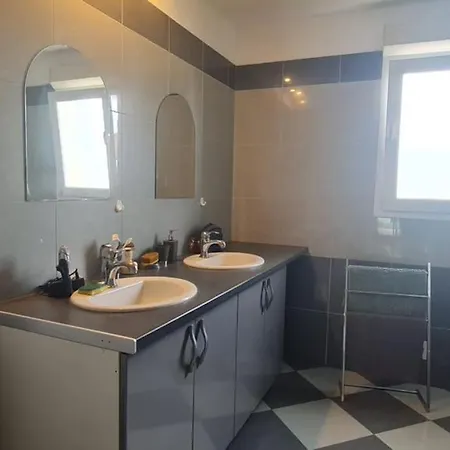 Magnifique Avec Piscine En Bord De Villa *