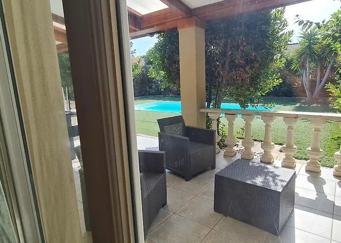 Magnifique Avec Piscine En Bord De Villa *