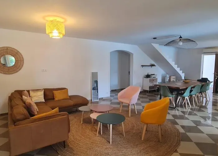 Magnifique Avec Piscine En Bord De *