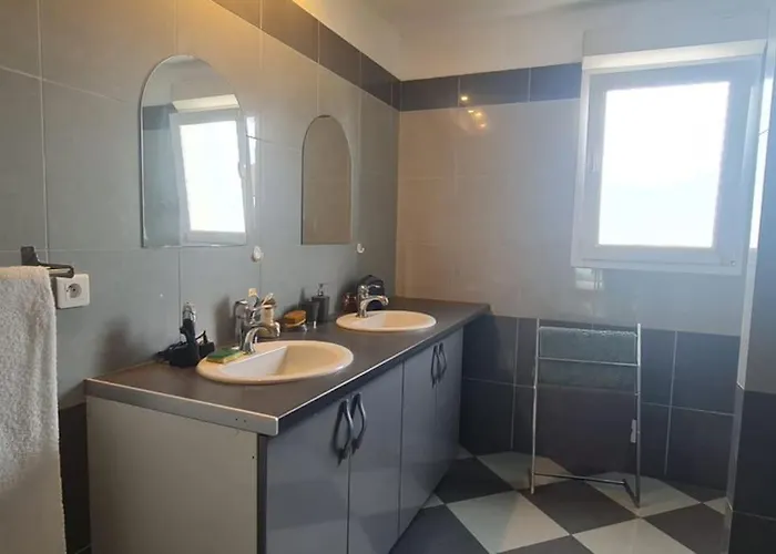 Magnifique Avec Piscine En Bord De Villa *